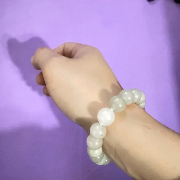 10mm Elegant Green Jade Beaded Bracelet - Picture 4 of 5